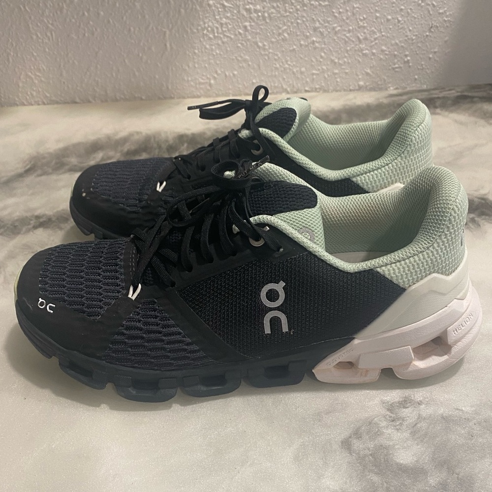 On Cloud Womens Size 6.5
